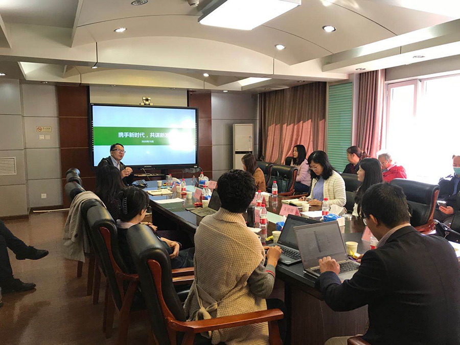  图4：陈亚军主任在北京大学公卫学院介绍中山大学公卫学院及儿少卫生和妇幼保健学科发展情况