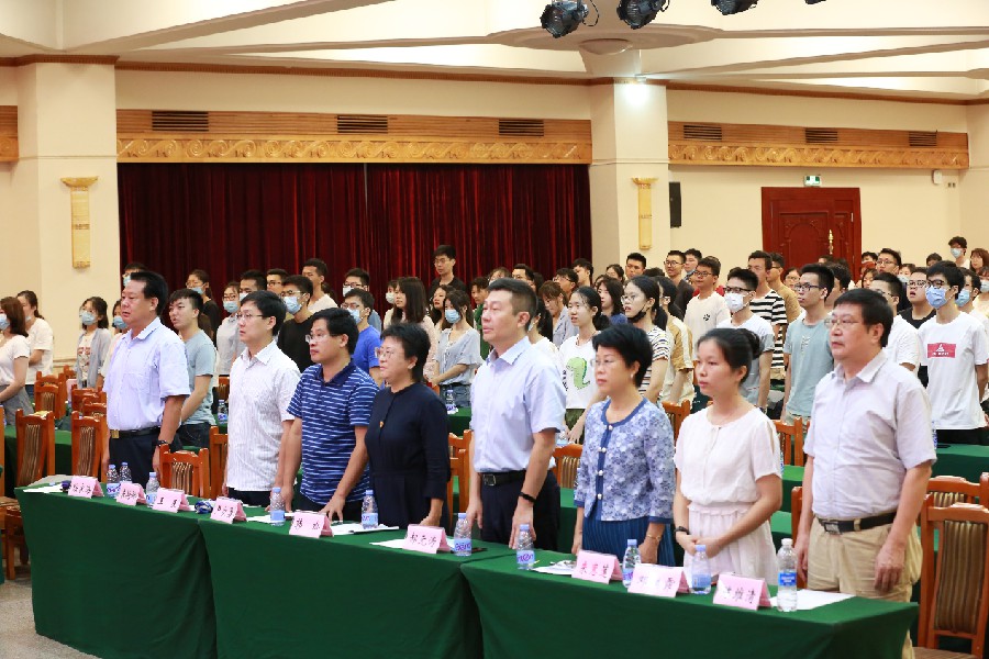 起立唱校歌